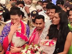 PV Sindhu In Hyderabad: కాంస్యంతో హైదరాబాద్‌కు సింధు.. మంత్రి శ్రీనివాస్ గౌడ్ స్వాగతం