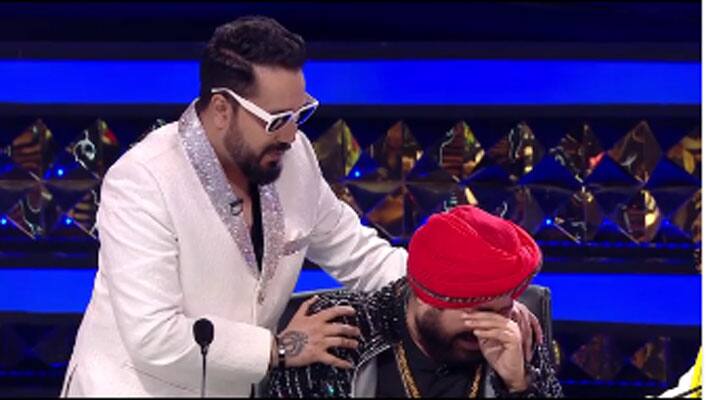जहां दलेर मेहंदी के साथ मीका हो वहां केवल हंसी के ठहाके ही गूंजते हैं. डांस दीवाने के आने वाले एपिसोड में भी कुछ ऐसा ही होगा. स्टेज पर जमकर मस्ती और धमाल होगा लेकिन हंसी के कुछ भावुक पल माहौल को गंभीर भी कर देंगे. (फोटो – सोशल मीडिया)
