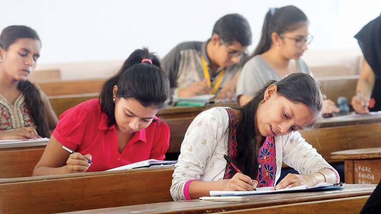 Maharashtra HSC SSC Exam Now three and a half hours for the written test of 10th-12th Maharashtra HSC SSC Exam : दहावी-बारावीच्या लेखी परीक्षेसाठी आता साडेतीन तासांचा वेळ