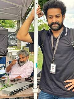 RRR NTR: చాలా రోజుల తర్వాత ఎన్టీఆర్ ఐడీ కార్డు వేసుకున్నాడట.. వైరల్‌ అవుతున్న RRR సెట్‌లోని ఫొటోలు