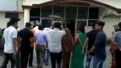 Jalaun में रिजल्ट को लेकर हंगामा, स्कूल प्रबंधन पर छात्रों और अभिभावकों ने लगाए गंभीर आरोप