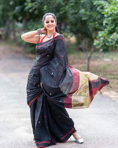 Anasuya Photos: : బ్లాక్ కలర్ శారీలో బ్యాక్ లెస్ ఫోజులు.. మాయ చేస్తోన్న అనసూయ 
