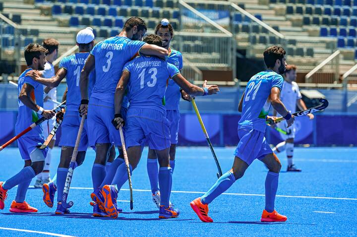 तीसरे क्वार्टर में भारतीय टीम पूरी तरह हावी रही. पहले ही मिनट में जर्मनी के डिफेंडर ने गोलमुख के सामने मनदीप सिंह को गिराया जिससे भारत को पेनल्टी स्ट्रोक मिला. रूपिंदर ने स्टेंडलर के दायीं ओर से गेंद को गोल में डालकर भारत को पहली बार मैच में आगे कर दिया. तोक्यो ओलंपिक में रूपिंदर का यह चौथा गोल है.