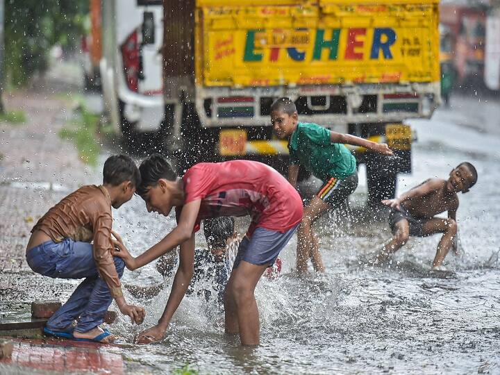 Delhi Monsoon Update: Moderate Rain forecast till 6 August weather will be pleasant Delhi Monsoon Update: दिल्ली में बादल छाए रहने से मौसम रहेगा सुहाना, हल्की बारिश का भी अनुमान