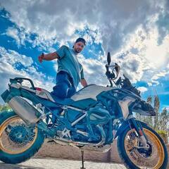 20 લાખની બાઇકની લદ્દાખના પહાડોમાં ફરવા નીકળ્યો આ એક્ટર, કરિનાએ કૉમેન્ટ કરીને શું કહ્યું.....