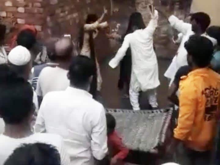video goes viral of people being thrashed by villagers in Shamli Uttar Pradesh ANN शामली: कैराना में युवकों और महिला की पिटाई के दो वीडियो वायरल, ग्रामीणों ने दी तालीबानी सजा