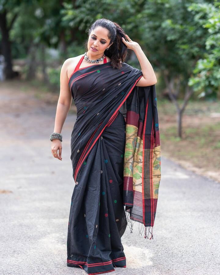 (Courtesy : Instagram) తాజాగా బ్లాక్ కలర్ శారీ కట్టుకొని కొన్ని ఫోటోలకు ఫోజులిచ్చింది. 