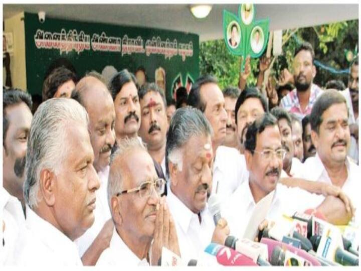 ஆர்.கே.நகர் இடைத்தேர்தலில் வேட்பாளராக அறிவிக்கப்பட்டபோது ஓ.பன்னீர்செல்வம் மற்றும் ஆதரவாளர்களுடன் மதுசூதனன்