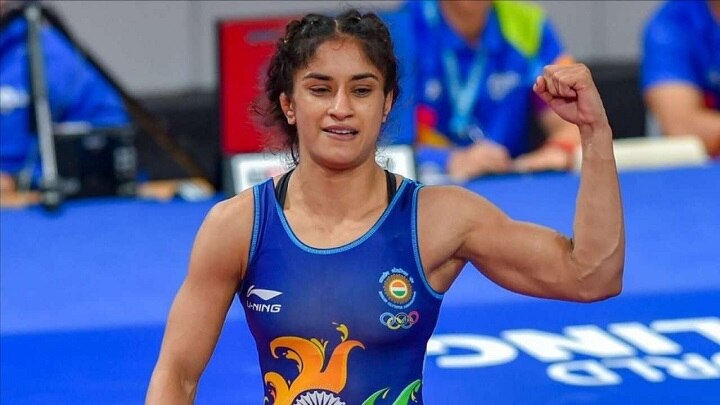 Wrestler Vinesh Phogat: இந்திய மல்யுத்த வீரங்கனைக்குத் தற்காலிக தடை; மற்றொரு வீராங்கனைக்கு நோட்டீஸ்!