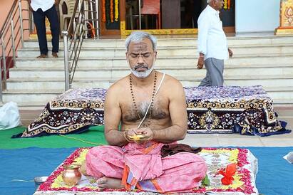 Tirupati Fake preacher arrested for cheating on women Tirupati: ‛என்னுடன் உறவு வைத்தால் பாசிட்டிவ் எனர்ஜி கிடைக்கும்’ திருமலையில் தில்லுமுல்லு சாமியார் கைது!