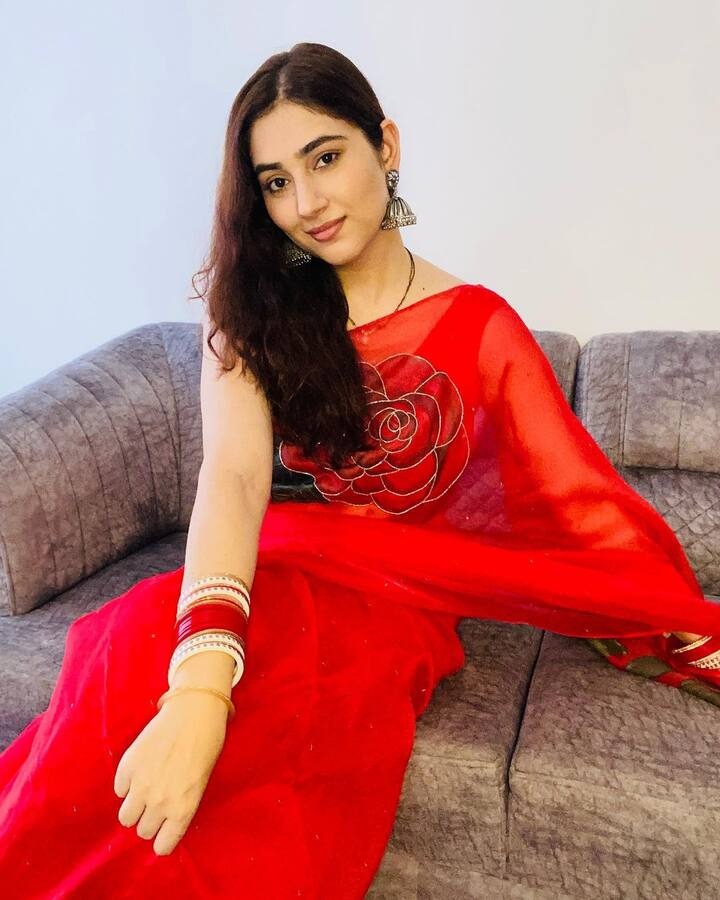 16 जुलाई को राहुल वैद्य और दिशा परमार शादी के बंधन में बंधे थे. जिसके बाद दोनों क्वालिटी टाइम स्पेंड कर रहे हैं. यूं तो दिशा पहले से ही बहुत खूबसूरत हैं लेकिन अब उनकी खूबसूरती दिनों दिन और भी बढ़ती जा रही है. (फोटो – सोशल मीडिया)