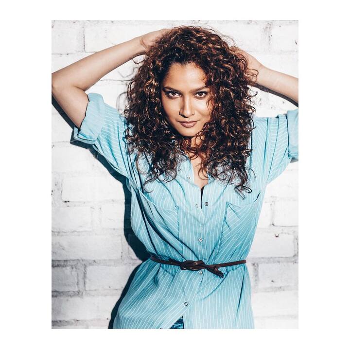 इस ड्रेस के साथ अंकिता के बालों में कर्ल उन्हें बेहद आकर्षक बना रहा है