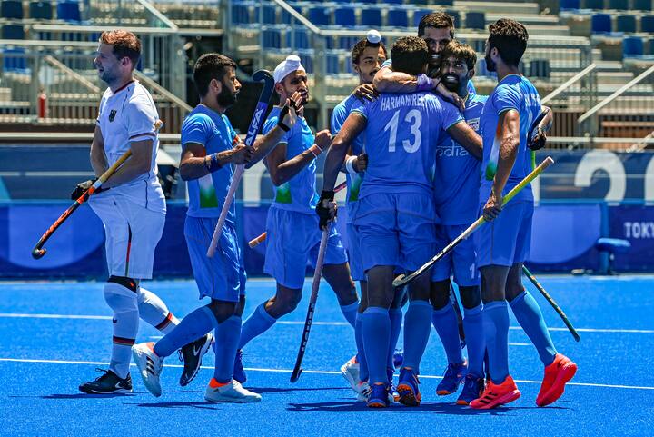 भारत को 51वें मिनट में गोल करने का स्वर्णिम मौका मिला. लंबे पास पर गेंद कब्जे में लेने के बाद मनदीप इसे डी में ले गए. मनदीप को सिर्फ गोलकीपर स्टेडलर को छकाना था लेकिन वह विफल रहे. श्रीजेश ने इसके बाद जर्मनी के एक और पेनल्टी कॉर्नर को नाकाम किया. जर्मनी की टीम बराबरी की तलाश में अंतिम पांच मिनट में बिना गोलकीपर के खेली. टीम को 58वें और 60वें मिनट में पनेल्टी कॉर्नर मिले लेकिन भारतीय रक्षकों ने इन हमलों को विफल करके कांस्य पदक सुनिश्चित किया.