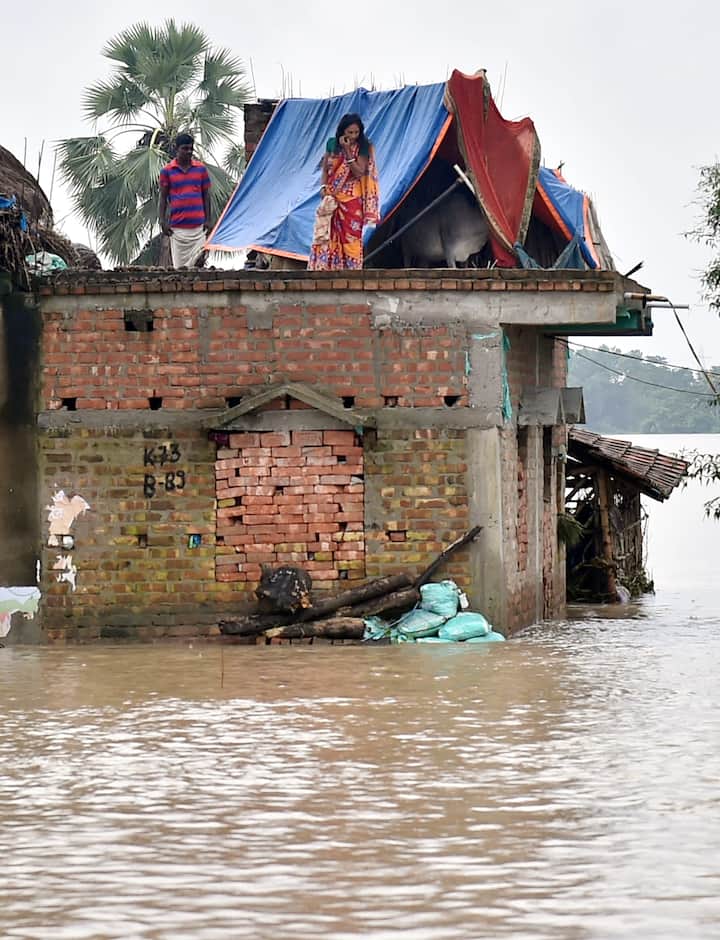 রবিবার রাতের পর বেশ কিছু অঞ্চলে নতুন করে জল ঢুকতে শুরু করে। বৃষ্টি ফের বৃদ্ধি পাওয়ায় পরিস্থিতি ফের সংকটজনক হতে চলেছে।