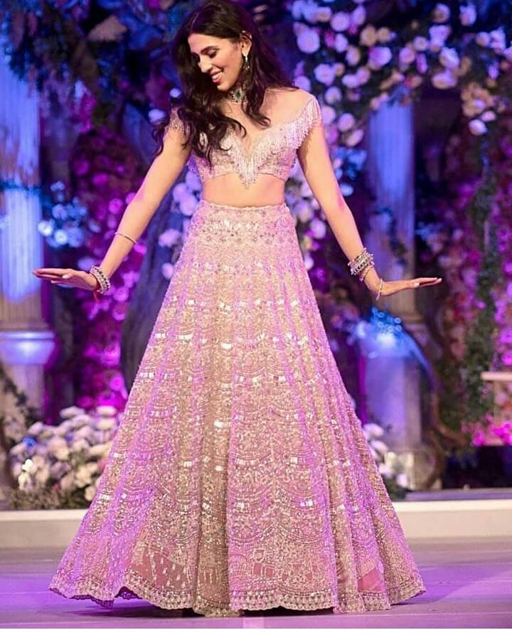 श्लोका ने एक खूबसूरत लहंगे को बड़ी नज़ाकत से कैरी किया. एक हैवी लहंगा स्कर्ट को श्लोका ने मैचिंग ब्लाउज के साथ टीमअप किया था.