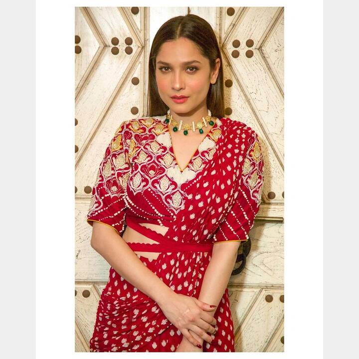 लेकिन उन्होंने कई बार अपने स्ट्रेट और सिल्की हेयर लुक से फैंस को हैरान किया है. आप खुद ही देखिए अंकिता का ये स्टाइल कितना सुंदर लग रहा है.