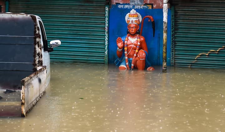উদয়নারায়ণপুরে প্রায় ১০ হাজার মানুষকে ইতিমধ্যে ত্রাণ শিবিরে নিয়ে যাওয়া হয়েছে।