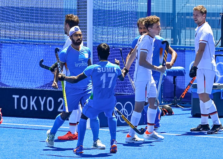 भारतीय टीम ने 1-3 से पिछड़ने के बाद पलटवार किया और तीन मिनट में दो गोल दागकर बराबरी हासिल कर ली. टीम को 27वें मिनट में पेनल्टी कॉर्नर मिला. ड्रैगफ्लिकर हरमनप्रीत के प्रयास को गोलकीपर ने रोका लेकिन रिबाउंड पर हार्दिक ने गेंद को गोल में डाल दिया. भारत को एक मिनट बाद एक और पेनल्टी कॉर्नर मिला और इस बार हरमनप्रीत ने अपनी दमदार ड्रैगफ्लिक से गेंद को गोल में पहुंचाकर भारत को बराबरी दिला दी.