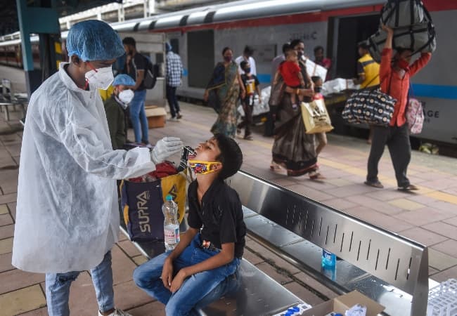 Maharashtra reports 6695 new coronavirus cases, CM Uddhav Thackeray on Resumption of suburban train services for all महाराष्ट्र में 24 घंटे में आए कोरोना के 6695 नए मामले, क्या सभी के लिए जल्द होगी लोकल ट्रेन सेवा बहाल?