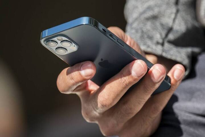 ఐఫోన్ యూజర్లకు శుభవార్త. త్వరలోనే యాపిల్ ఫోన్లలో గూగుల్ మ్యాప్స్ డార్క్ మోడ్‌, లైవ్ లొకేషన్ ఫీచర్లు రానున్నాయి. యాపిల్ ఫోన్లలో ఉపయోగించే ఆపరేటింగ్ సిస్టమ్ ఐఓఎస్ 13 అప్ డేట్లలో భాగంగా డార్క్ మోడ్ ను తొలగించిన విషయం తెలిసిందే. దాదాపు రెండేళ్ల తర్వాత డార్క్ మోడ్ అందుబాటులోకి రానుంది.