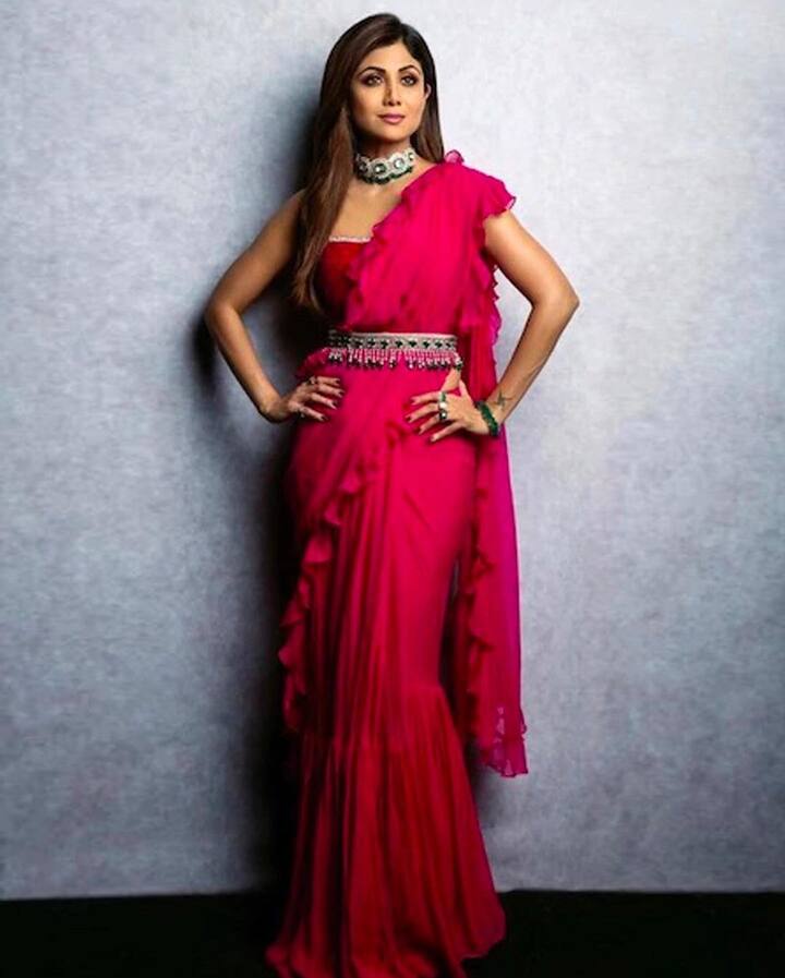 शिल्पा शेट्टी साड़ी की दीवानी हैं और साड़ी के साथ एक्सपेरीमेंट करना उनकी खूबी. अब उनके इस अंदाज के बारे में हम क्या कहे. उनके इस फ्यूज़न स्टाइल का दीवाना तो हर कोई है. (फोटो – सोशल मीडिया)