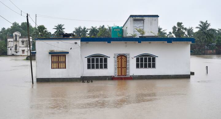 দামোদর থেকে দফায় দফায় জল ছাড়ার পর বন্যা পরিস্থিতি হাওড়ার উদয়নারায়ণপুর ও আমতায়।