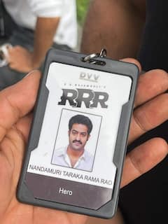 RRR NTR: చాలా రోజుల తర్వాత ఎన్టీఆర్ ఐడీ కార్డు వేసుకున్నాడట.. వైరల్‌ అవుతున్న RRR సెట్‌లోని ఫొటోలు