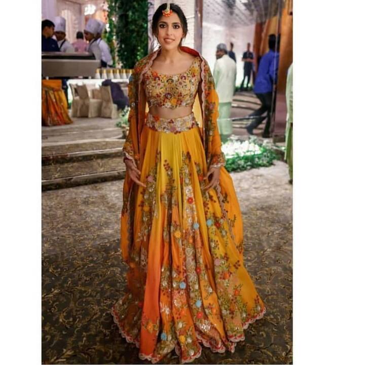 वहीं, श्लोका ने एक यैलो कलर के खूबसूरत लहंगे का चुनाव किया जिसे उन्होंने मैचिंग दुपट्टे के साथ पेयर किया. मांगटीके के साथ उन्होंने अपने लुक को पूरा किया था.