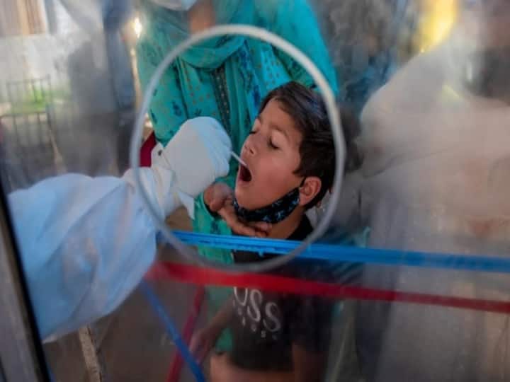 ఆంధ్రప్రదేశ్లో గడచిన 24 గంటల్లో 2 వేల 442 కొవిడ్ కేసులు నమోదయ్యాయి. వైరస్ కు మరో 16 మంది బలి అయ్యారు. చిత్తూరు జిల్లాలో ఐదుగురు, అనంతపురం, కృష్ణా, నెల్లూరు జిల్లాల్లో ఇద్దరు చొప్పున మృతి చెందగా.. తూర్పుగోదావరి, గుంటూరు, కడప, కర్నూలు, విశాఖపట్నం జిల్లాల్లో ఒక్కరు చొప్పున మరణించారు. 24 గంటల్లో 85,822 మంది నమూనాలు పరీక్షించారు. తాజాగా కరోనా నుంచి 2,412 మంది కోలుకున్నారు. ప్రస్తుతం ఏపీలో 20,184 యాక్టివ్ కేసులు ఉన్నాయని.. వైద్యారోగ్యశాఖ బులెటిన్లో తెలిపింది.