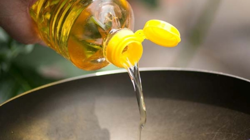 Edible Oil Wholesale Prices Cut By 4 To 7 Rupees Per Liter In This Diwali 2021 | Edible Oil Price Cut: खुशखबरी! दिवाली से पहले सस्ता हो गया खाने का तेल, 4-7