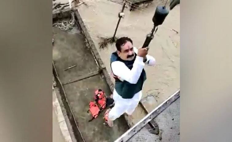 madhya pradesh home minister himself trapped in flood went to rescue airlifted by helicopter મધ્ય પ્રદેશઃ રેસ્ક્યૂ કરવા ગયેલ ગૃહમંત્રી ખુદ પૂરમાં ફસાઈ ગયા, એરફોર્સે કર્યા એરલિફ્ટ