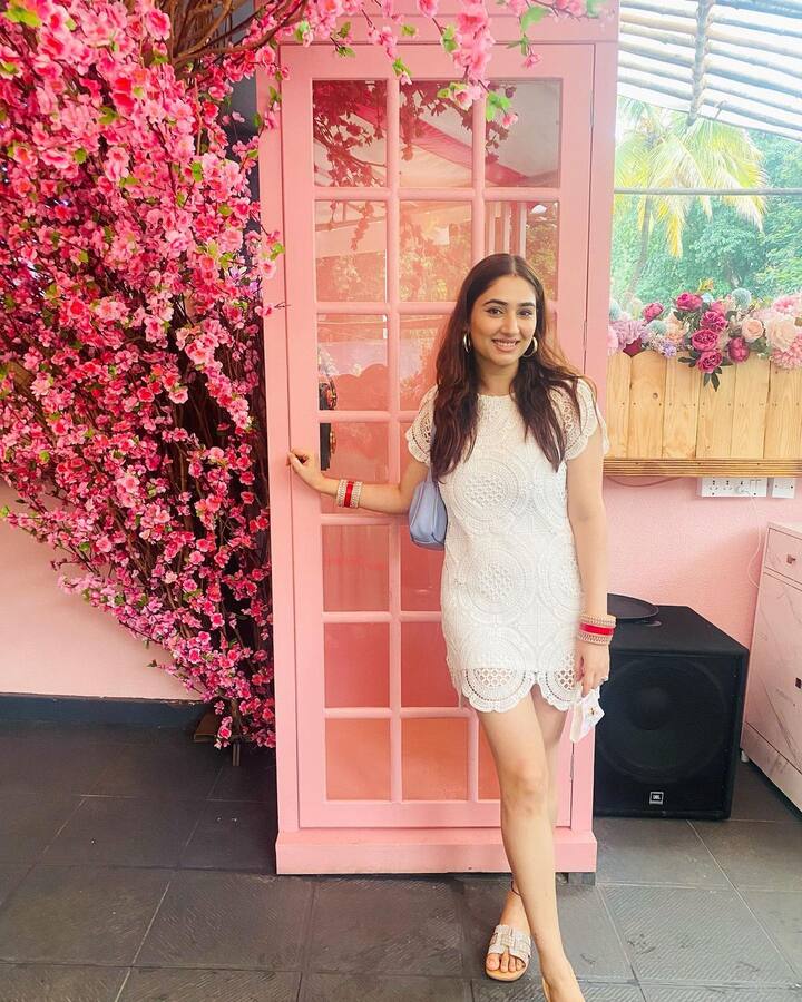 लगता है दिशा परमार पर शादी और राहुल वैद्य के प्यार का रंग अब पूरी तरह चढ़ चुका है. ये हम नहीं कह रहे बल्कि दिशा का आफ्टर वेडिंग ग्लो कह रहा है. (फोटो – सोशल मीडिया)