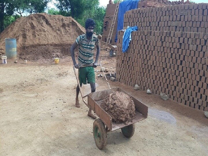 தருமபுரியில் ஆசிரியர் தகுதி தேர்வில் வெற்றி பெற்றும் செங்கல் சூளையில் வேலை செய்யும் பட்டதாரிகள்...