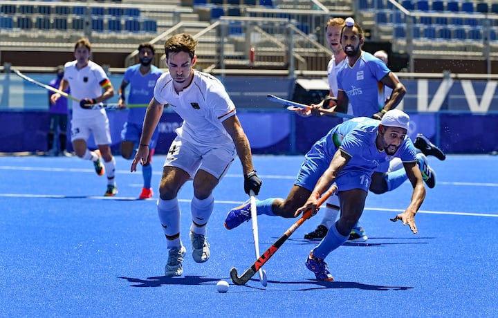 भारतीय रक्षापंक्ति ने इसके बाद लगातार गल्तियां की जिसका फायदा उठाकर जर्मनी ने दो मिनट में दो गोल दागकर 3-1 की बढ़त बना ली. पहले तो नीलकांता ने यान क्रिस्टोफर रूर के पास को वेलेन को आसानी से लेने दिया जिन्होंने श्रीजेश को छकाकर गोल दागा. इसके बाद दायें छोर से जर्मनी के प्रयास पर भारतीय रक्षापंक्ति ने फिर गलती की और बेनेडिक्ट फुर्क ने गोल दाग दिया.