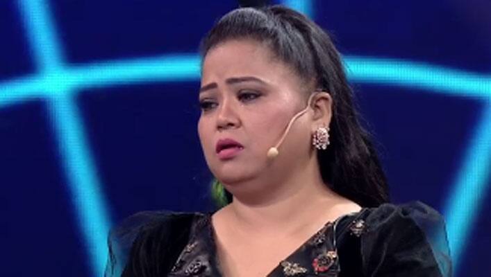 वहीं सिर्फ दलेर मेहंदी ही नहीं बल्कि इस परफॉर्मेंस में कुछ ऐसा था कि सेट पर मौजूद हर शख्स की आंखों में आंसू नजर आएं. शो की होस्ट भारती सिंह से लेकर दूसरे कंटेस्टेंट भी काफी उदास दिखे. (फोटो – सोशल मीडिया)