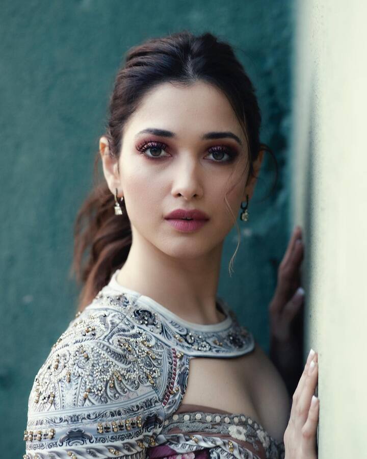 तमन्ना भाटिया बॉलीवुड के साथ-साथ साउथ फिल्म इंडस्ट्री की भी मशहूर अभिनेत्री हैं. तमन्ना सोशल मीडिया पर काफी एक्टिव रहती हैं और आए दिन अपने पोस्ट फैंस के साथ शेयर करती रहती हैं. हाल ही में तमन्ना भाटिया ने अपने इंस्टाग्राम पर अपनी ग्लैमरस फोटोज शेयर की है. जो सोशल मीडिया पर वायरल हो रही है.