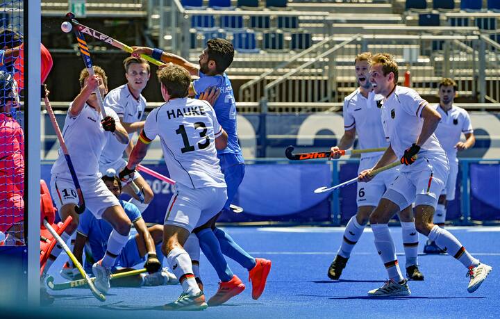 जर्मनी ने लगातार हमले जारी रखे. पहले क्वार्टर में जर्मनी की टीम मनमाफिक तरीके से भारतीय डी में प्रवेश करने में सफल रही. श्रीजेश ने हालांकि शानदार प्रदर्शन करते हुए जर्मनी को बढ़त दोगुनी करने से रोका और उसके दो हमलों को नाकाम किया. जर्मनी को अंतिम मिनट में लगातार चार पेनल्टी कॉर्नर मिले लेकिन अमित रोहिदास ने विरोधी टीम को सफलता हासिल नहीं करने दी.