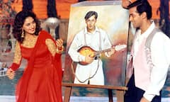 Hum Apke Hain Kaun 27 Years: हरे सफेद लहंगे से लेकर पीले सूट तक Madhuri Dixit का हर लुक है आइकॉनिक