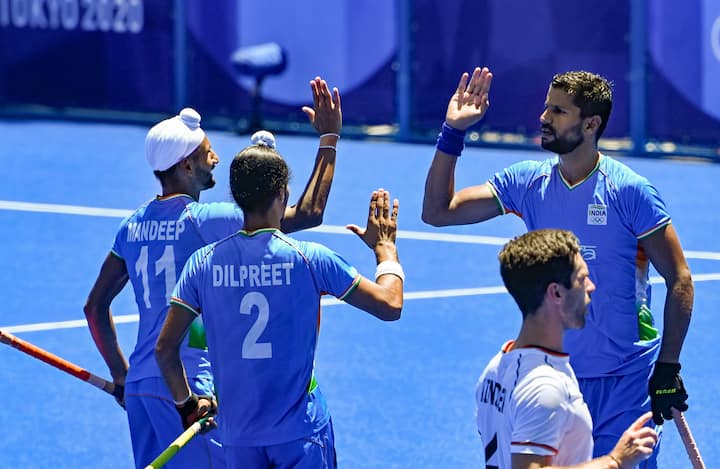 दुनिया की चौथे नंबर की टीम जर्मनी की ओर से तिमूर ओरूज (दूसरे मिनट), निकलास वेलेन (24वें मिनट), बेनेडिक्ट फुर्क (25वें मिनट) और लुकास विंडफेडर (48वें मिनट) ने गोल दागे.मध्यांतर तक दोनों टीमें 3-3 से बराबर थी. भारतीय टीम ने टूर्नामेंट में अपने प्रदर्शन ने ना सिर्फ कांस्य पदक जीता बल्कि सभी का दिल भी जीतने में सफल रही. आस्ट्रेलिया के खिलाफ दूसरे ग्रुप मैच में 1-7 की करारी हार के बावजूद भारतीय टीम अपने बाकी चारों ग्रुप मैच जीतकर दूसरे स्थान पर रही. टीम को सेमीफाइनल में विश्व चैंपियन बेल्जियम को शुरुआती तीन क्वार्टर में कड़ी चुनौती देने के बावजदू 2-5 से हार झेलनी पड़ी.