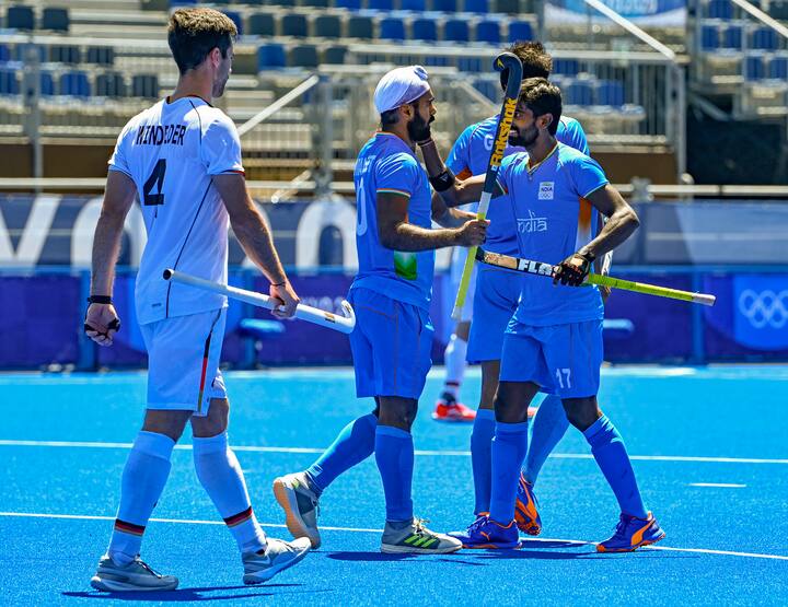 जर्मनी ने शुरुआत में ही दोनों छोर से हमले करके भारतीय रक्षा पंक्ति को दबाव में डाला. टीम को इसका फायदा भी मिला जब दूसरे ही मिनट में भारतीय गोलमुख के सामने गफलत का फायदा उठाकर तिमूर ओरूज ने गेंद को गोलकीपर पीआर श्रीजेश के पैरों के नीचे से गोल में डाल दिया. भारत ने तेजी दिखाते हुए पलटवार किया. टीम को पांचवें मिनट में मैच का पहला पेनल्टी कॉर्नर मिला लेकिन ड्रैग फ्लिकर रूपिंदर के शॉट में दम नहीं था.