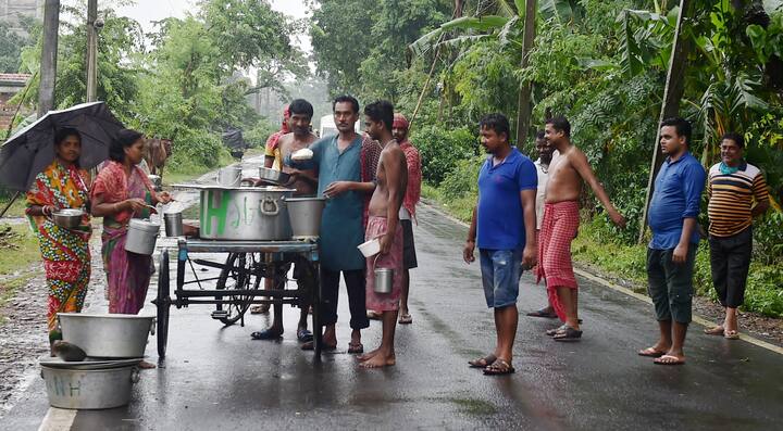 উদয়নারায়ণপুরে স্টেট জেনারেল হাসপাতালও জলমগ্ন। কয়েকদিন আগেই সেখানেই জলে ডুবে মৃত্যু হয়েছে এক কিশোরীর।