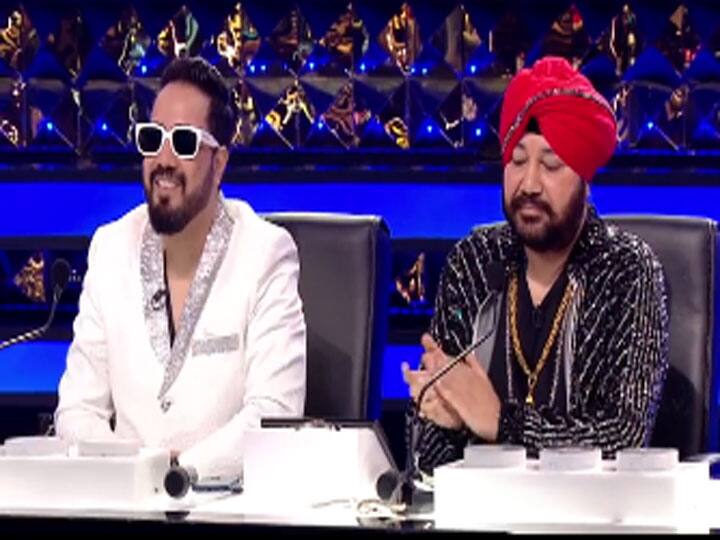 डांस दीवाने 3 के सेट पर इस हफ्ते दलेर मेहंदी और मीका सिंह बतौर गेस्ट नजर आने वाले हैं. जिसमें सभी कंटेस्टेंट इन्हीं के गानों पर धमाकेदार परफॉर्मेंस देते नजर आएंगे. (फोटो – सोशल मीडिया)