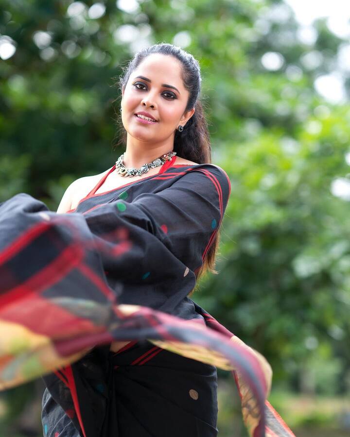 (Courtesy : Instagram) ఇందులో ఆమె బ్యాక్ లెస్ ఫోజులు బాగా వైరల్ అవుతున్నాయి.