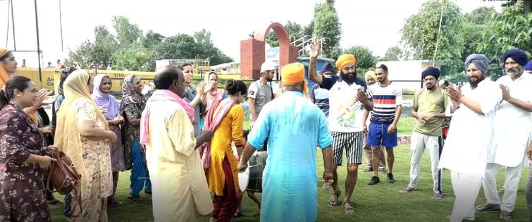 India Wins Bronze Medal: Happy atmosphere at Dilpreet's house, laddu distributed and bhangra India Wins Bronze Medal:  ਦਿਲਪ੍ਰੀਤ ਦੇ ਘਰ ਖੁਸ਼ੀ ਦਾ ਮਾਹੌਲ, ਲੱਡੂ ਵੰਡੇ ਤੇ ਭੰਗੜਾ ਪਾਇਆ