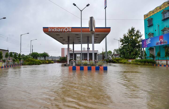 ভয়ঙ্কর পরিস্থিতি উদয়নারায়ণপুরে। প্রায় ৮৫টি গ্রাম জলমগ্ন। দামোদরের জলস্তর বৃদ্ধির ফলে প্লাবিত একাধিক এলাকা।