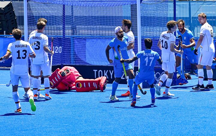 भारत ने इसके बाद दायीं छोर से एक ओर मूव बनाया और इस बार डी के अंदर गुरजंत के पास पर सिमरनजीत ने गेंद को गोल में डालकर भारत को 5-3 से आगे कर दिया. भारत को इसके बाद लगातार तीन और जर्मनी को भी लगातार तीन पेनल्टी कॉर्नर मिले लेकिन दोनों ही टीमें गोल करने में नाकाम रही. चौथे क्वार्टर के तीसरे मिनट में जर्मनी को एक और पेनल्टी कॉर्नर मिला और इस बार लुकास विंडफेडर ने श्रीजेश के पैरों के बीच से गेंद को गोल में डालकर स्कोर 4-5 कर दिया.