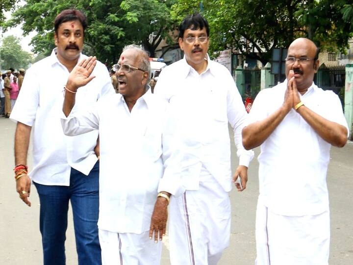 முன்னாள் அமைச்சர் ஜெயக்குமாருடன் மதுசூதனன்