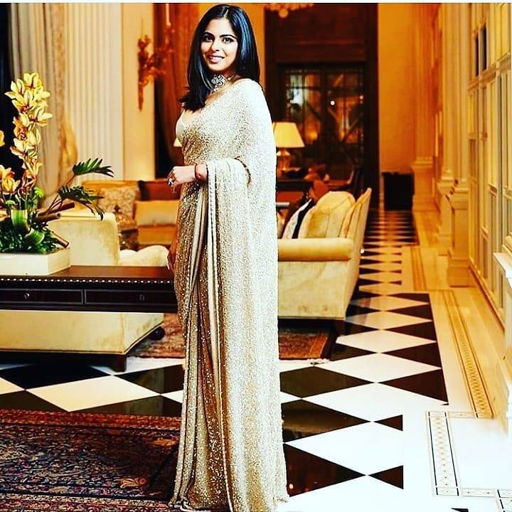 Isha Ambani Shloka Mehta Style: देश के सबसे अमीर इंसान की बेटी ईशा अंबानी ( Isha Ambani) और उनकी बहू श्लोका मेहता (Shloka Mehta) के बीच ननद-भाभी के रिश्ते के अलावा गहरी दोस्ती का भी नाता है. श्लोका और ईशा एक-दूसरे के साथ बड़ा ही स्पेशल बॉन्ड शेयर करती हैं. दोनों एक दूसरे को स्टाइल के मामले में कड़ी टक्कर देती हैं. ईशा ने यहां एक सीक्वेंस वर्क वाली झिलमिलाती गोल्डन साड़ी पहनी थी. स्ट्रेट हेयर और चोकर नेकपीस के साथ लुक को पूरा किया था.