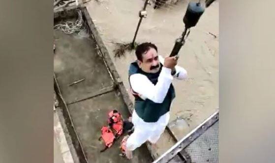 Madhya Pradesh Home Minister himself trapped in flood went to rescue airlifted by helicopter मध्य प्रदेश: रेस्क्यू करने गए गृह मंत्री खुद बाढ़ में जा फंसे, सेना ने किया एयरलिफ्ट