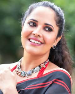 Anasuya Photos: : బ్లాక్ కలర్ శారీలో బ్యాక్ లెస్ ఫోజులు.. మాయ చేస్తోన్న అనసూయ 